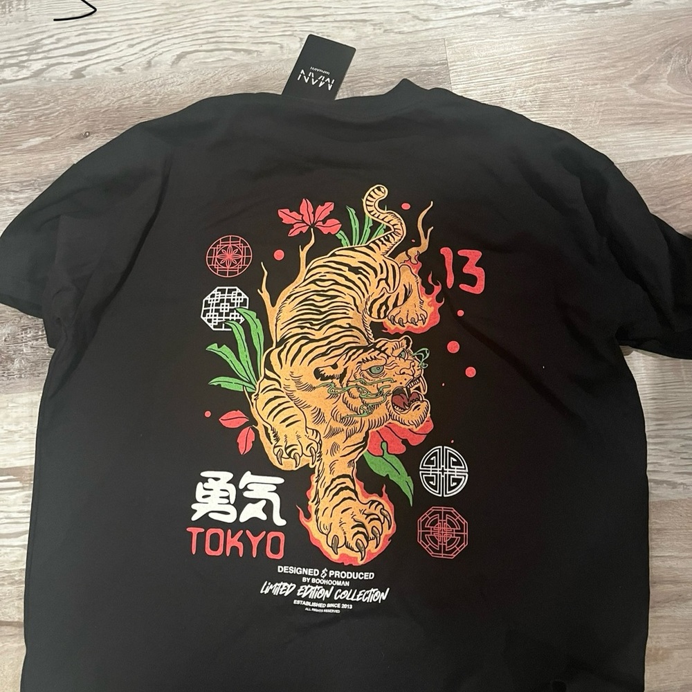 Graphic tee with tags